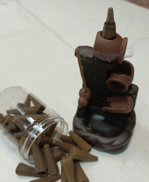 مبخره  الشلال على شكل ساقيه وجرار الماء  مع قطع بخور بروائح شرقيه